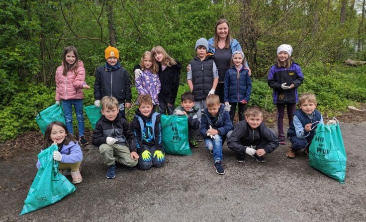 Die Umgebung der Schule wurde von den Kinderm vom Müll befreit. (Foto: VS 1)