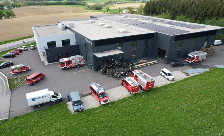 Die Firma Grundner Sondermaschinen war Schauplatz der Übung. (Foto: FF)