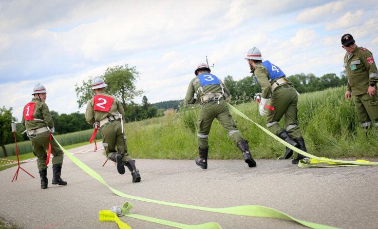 Die Bewerbsgruppen der Feuerwehren messen sich in Edt. (Foto: Oliver Deutsch)
