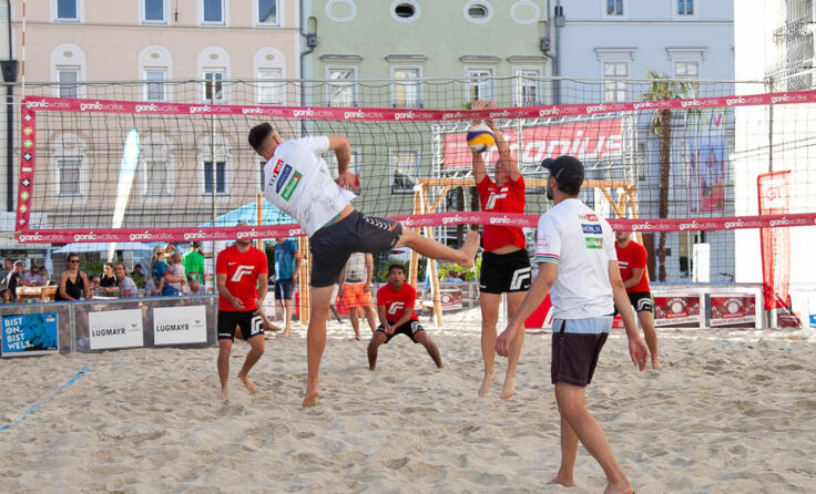Der Minoritenplatz wird nun für sechs Wochen zum City Beach. (Foto: Marion Penninger)
