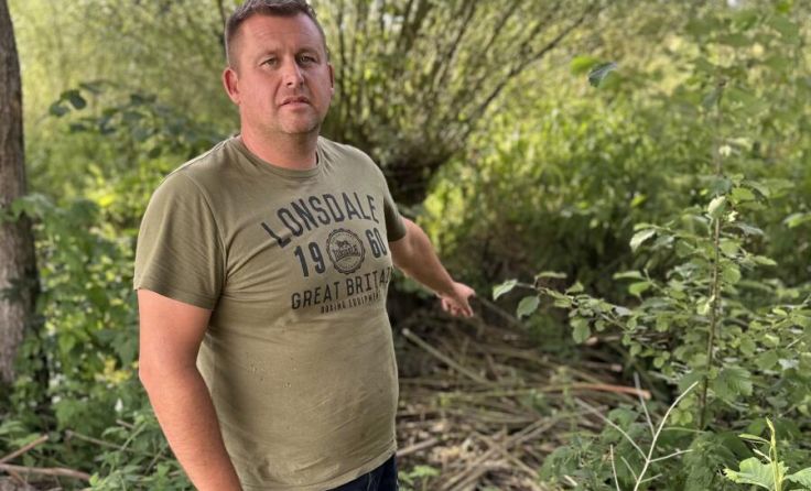 Landwirt Manuel Oberndorfer beim aufgestauten Pisdorfer Bach. (Foto: privat)