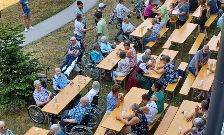 Beim Bezirksalten- und Pflegeheim wurde ein Grillfest gefeiert. (Foto: BAPH)