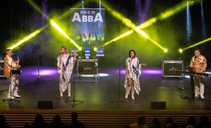 Die Band lässt die großen Hits der Gruppe Abba wieder aufleben. (Foto: Band)