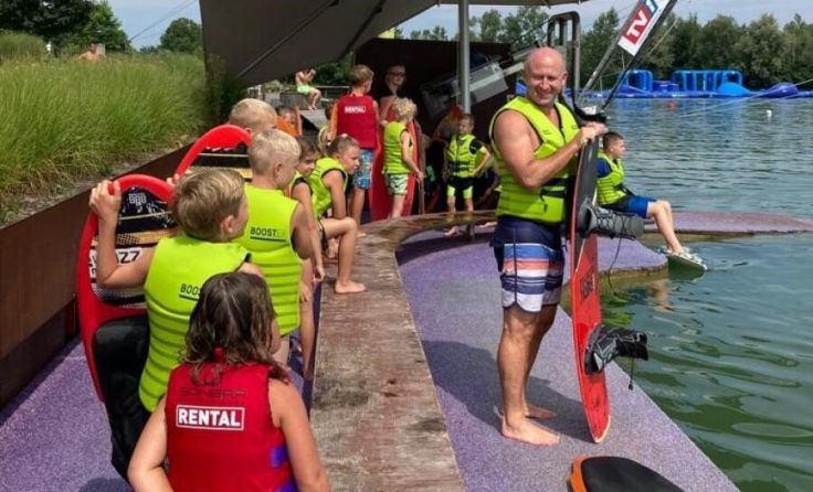 Ferienspaß beim Wakboardfahren mit dem Bürgermeister (Foto: Peham)