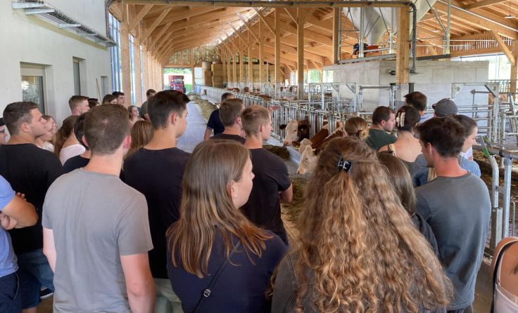 Besichtigung der Stallungen am Toblerhof. (Foto: Landjugend)