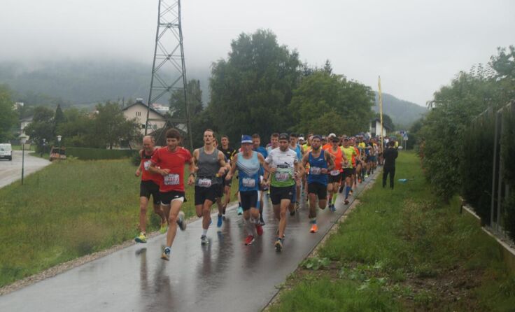 Im Vorjahr musste leider bei Regen gelaufen werden. (Foto: Neukirchen läuft)
