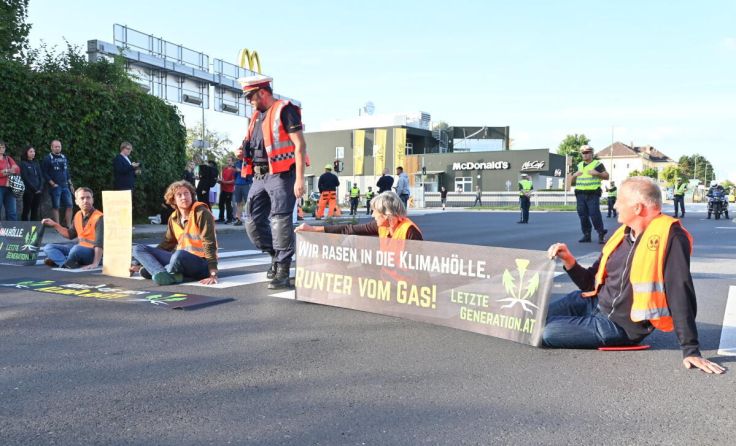 Auch auf der Hans-Sachs-Straße klebten die Mitglieder der "Letzten Generation". (Foto: GePaltinger)