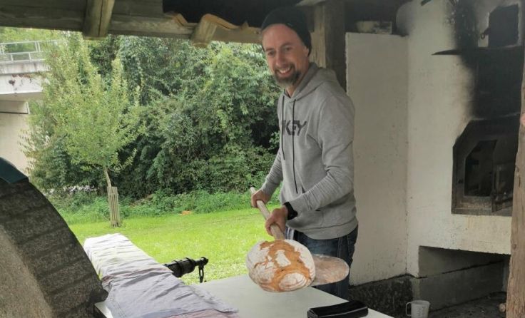 Wie Brot im Holzbackofen gebacken wird, kann man in der Furthmühle sehen. (Foto: Furthmühle Pram)