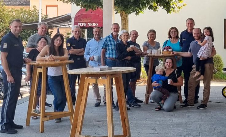 Ganz ungezwungen geplaudert - die Polizeibeamten mit der Bevölkerung (Foto: Gemeinde Wallern)
