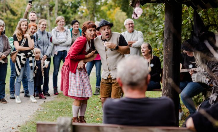 Schauspiel-Einlagen gab es an den Stationen der Wandungen zu erleben. (Foto: Werner Dedl)