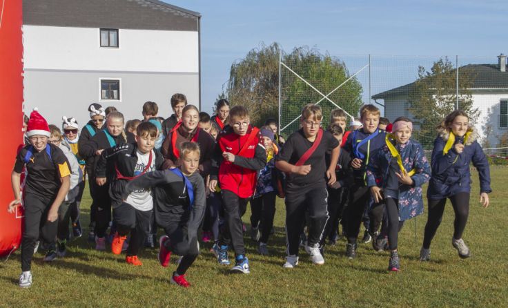 In Hofkirchen fand ein Spendenlauf mit Schülern und Lehrern statt. (Foto: Schrödl)