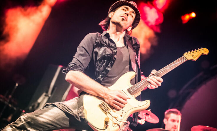 Alex Zilinskispielt mit seiner Band am Christtag in Weibern. (Foto: Andreas Mueller)