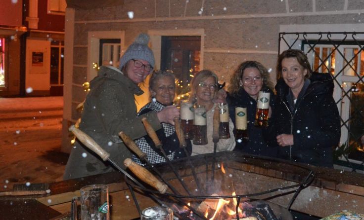 Die Grieskirchner Bierschwestern stoßen auf zehn Jahre Bierstacheln an. (Foto: privat)