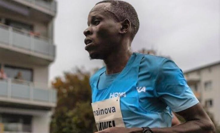 Samwel MAILU aus Kenia startet beim Silvesterlauf in Peuerbach (Foto: hoka_eu)