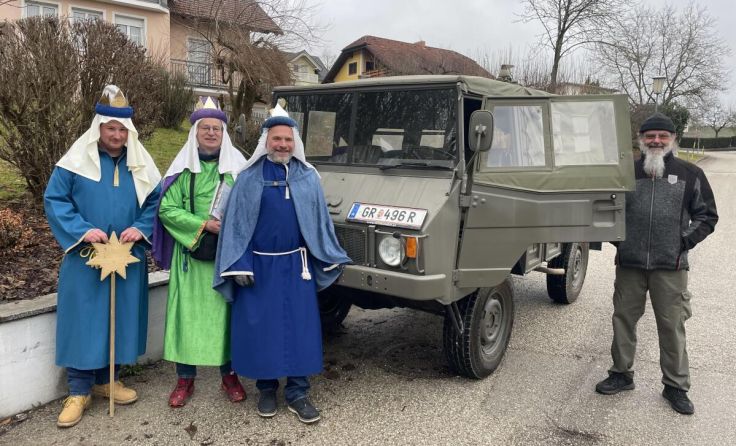 Die Grieskirchner Sternsinger mit ihrem besonderen Transportmittel (Foto: NeuAug)