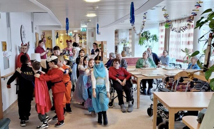 Gemeinsames Faschingsfest der Volksschulkinder und Senioren (Foto: VS Grieskirchen)