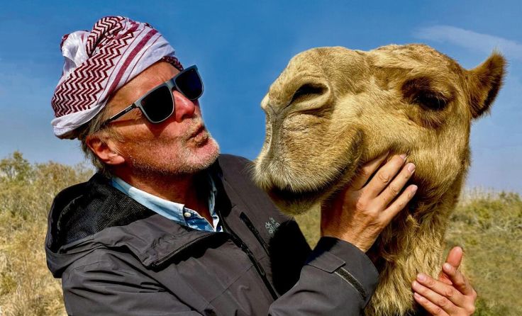 Helmut Pichlers freundschaftliche Begegnung mit einem Kamel. (Foto: Pichler)