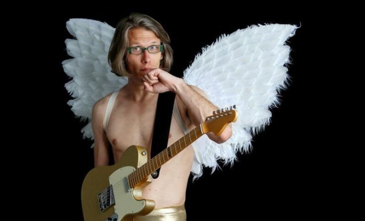 Der "Blonde Engel" singt in Tegernbach was er will. (Foto: Volker Weihbold)