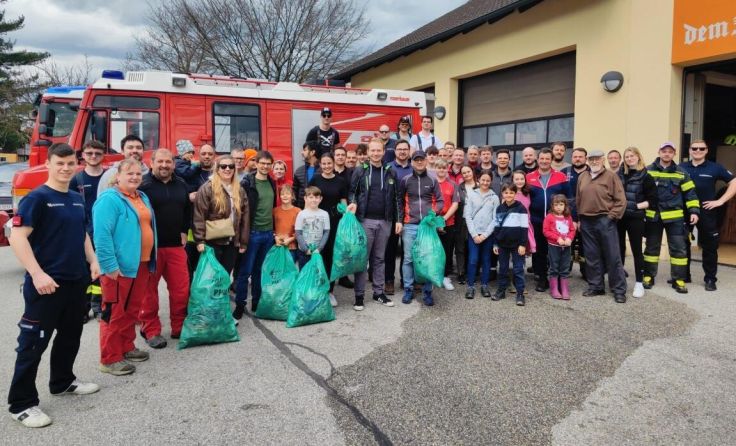 Viele freiwillige Helfer bei der Flurreinigungsaktion in Schlüßlberg (Foto: FF Schlüßlberg)