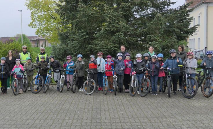 Geprüfte junge Fahrrad-Fahrer aus Hofkirchen (Foto: Gerhard Schrödl)