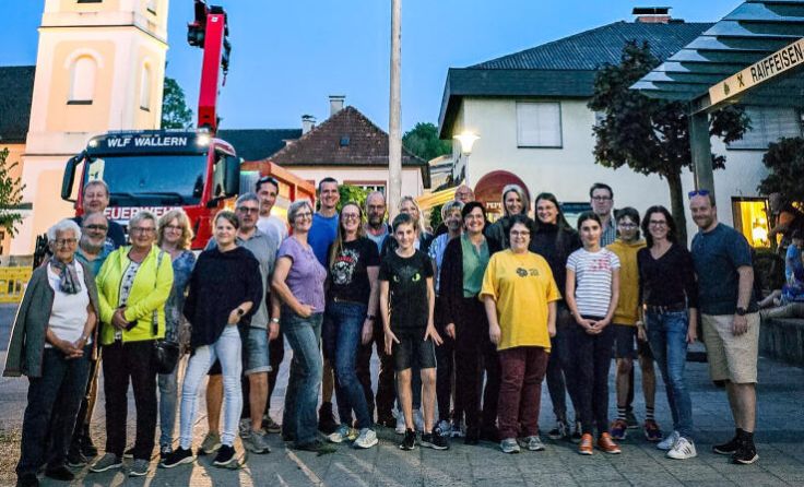 Die Gemeindebürger halfen zusammen um den Maibaum aufzustellen. (Foto: Marktgemeinde Wallern)