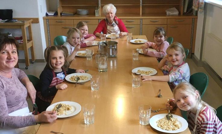 Seniorinnen kochen mit Volksschulkindern (Foto: Johann Prodinger)