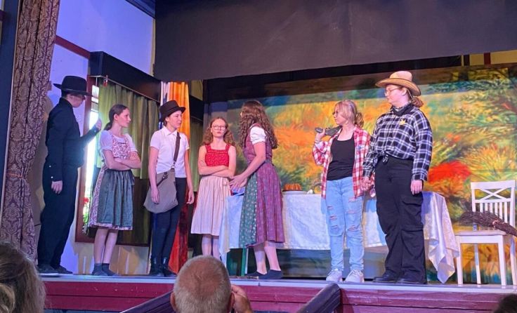 Die Schüler der TNMS Eferding Nord auf der Theaterbühne (Foto: Schule)