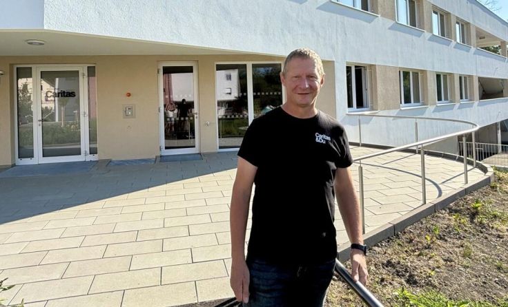 Standortleiter Christian Beham stellt das neue invita-Wohnhaus in Pram vor. (Foto: Caritas)