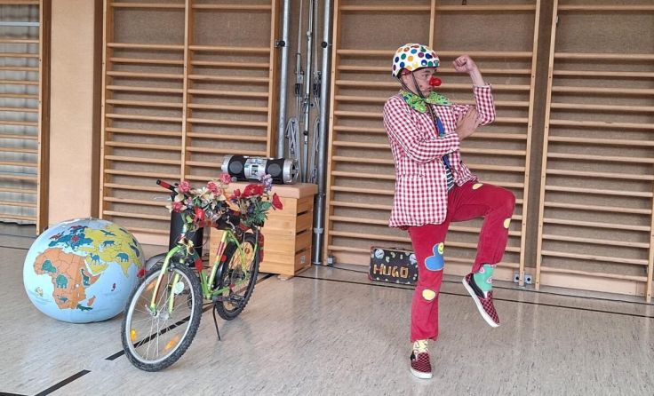 Viel Spaß mit Klimaclown Hugo und seinem Fahrrad. (Foto: VS Pollham)