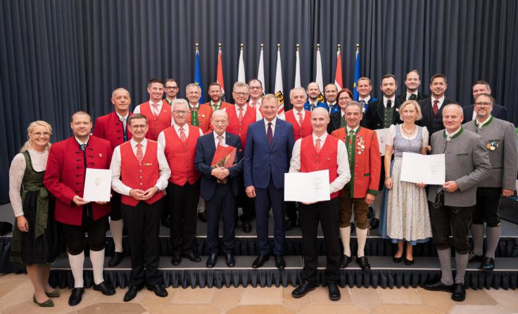 Die geehrten Musikkapellen aus Wels-Land mit den Gratulanten. (Foto: Land OÖ/Antonio Bayer)