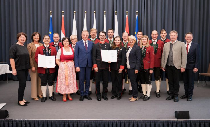 Die Vertreter der geehrten Musikkapellen mit Gratulanten (Foto: Land OÖ/Antonio Bayer)