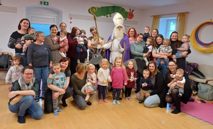 Der Nikolaus bei den Kleinsten in Peuerbach (Foto: Elkiz Peuerbach)