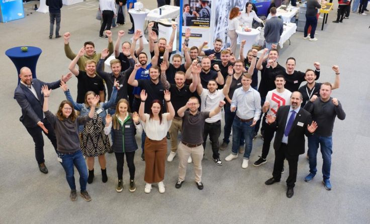 Die HTL-Absolventen der teilnehmenden Firmen. (Foto: netpixel.at)