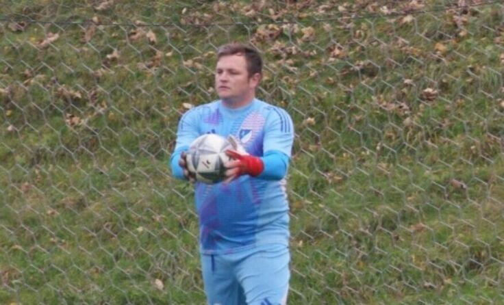 Manuel Wiesner am Fußballplatz (Foto: SV Europlan Pram)