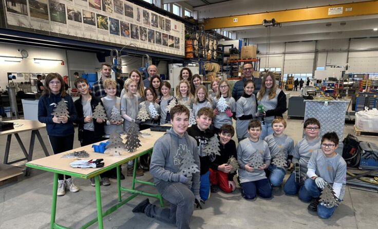 Die Projektpartner beim Besuch in der Patenfirma Perndorfer Maschinenbau (Foto: HT1/honorarfrei)