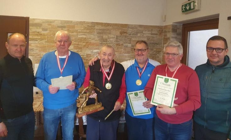Das Siegerteam mit den Gratulanten (Foto: Gemeinde Pupping)