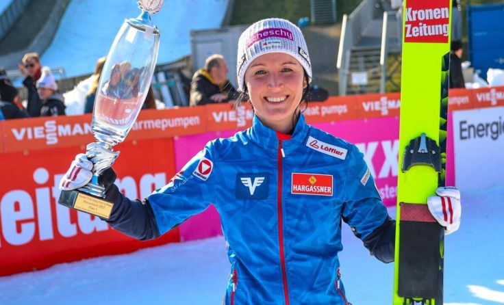 Jacqueline Seifriedsberger mit ihrem Pokal für den dritten Platz. (Foto: UVB Hinzenbach/Dietmaier)