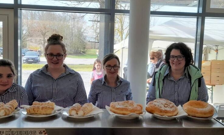 Zum Most werden auch süße Köstlichkeiten angeboten. (Foto: Ortsbauernschaft Taufkirchen)