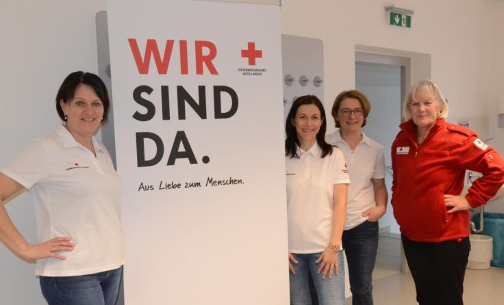 Claudia Scheuringer-Beham (l.) und ihre Kolleginnen begleiten in der Trauer. (Foto: OÖRK)