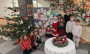 Weihnachtsschmuck aus ganz Europa in der Volksschule Peuerbach 
