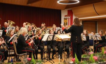 Grieskirchner Silvesterkonzert mit einem BlumenStrauß