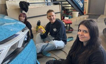 Ö3-Moderator Andi Knoll hat in Wallerner Firma mitangepackt