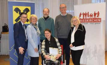 Hauptpreis des Grieskirchner Advent-Gewinnspiels übergeben