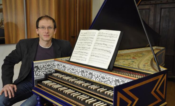 Bernhard Prammer begleitet die jungen Musiker auf dem Cembalo. Foto: Kreischer