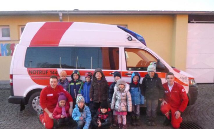 Kindergartenkinder aus Unterweitersdorf lernten, wie man Erste Hilfe anwendet.