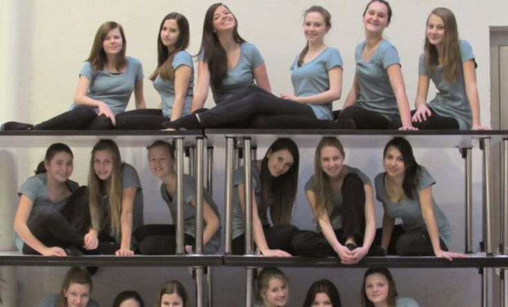 Eine Tanzperformance zeigt das ensemble tanztheater-projekt.
