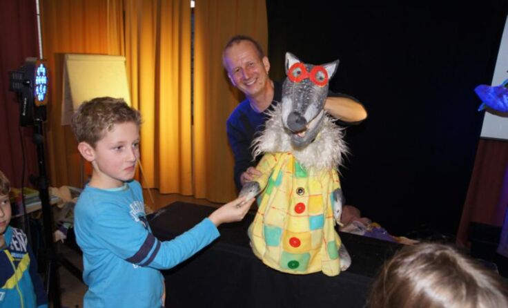 Mit einer Lesung von Stefan Karch starteten die Volksschüler aus Neumarkt den Lesemarathon.