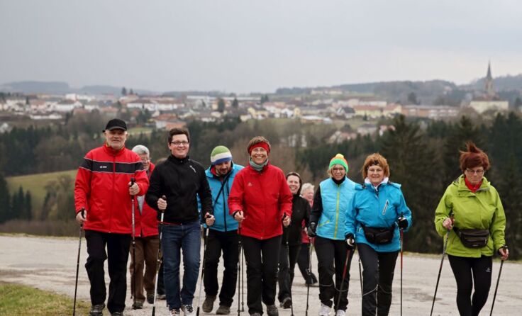Landesrätin Gertraud Jahn (m.) lud zum gemeinsamen Walken ein. Foto: Land OÖ