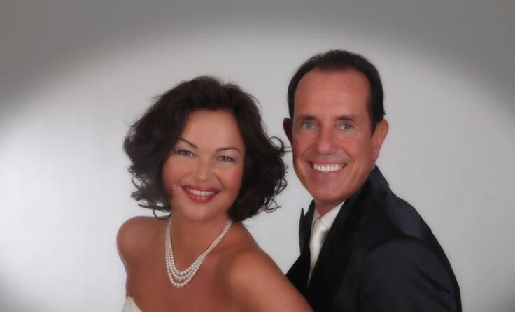 Katerina Beranova und Claus Durstewitz laden zum Operettenkonzert. Foto: Fotomädels