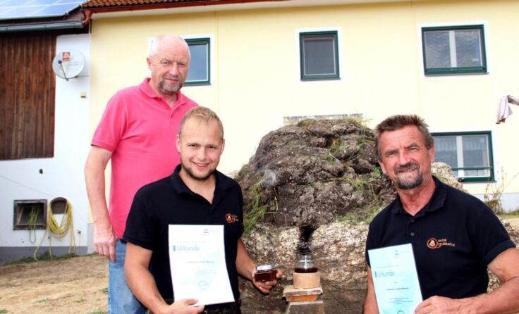 Fritz Frühwirth überreichte Mario Thauerböck und Karl Kern die Unesco-Urkunde.